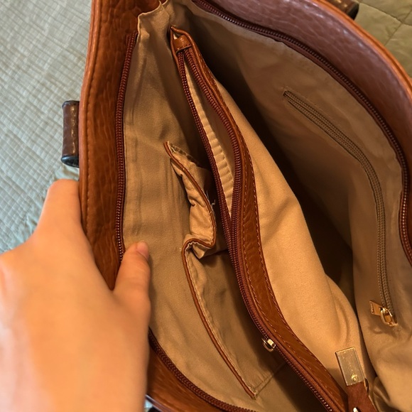 Chic Tan Leather Tote Bag - Picture 4 of 8